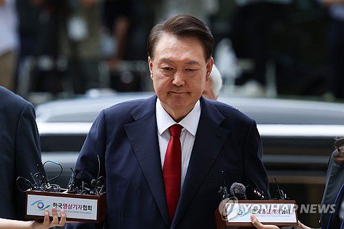 (서울=연합뉴스) 12·3 비상계엄과 관련해 특검의 수사를 받는 윤석열 전 대통령이 9일 서울 서초구 서울중앙지법에서 열린 영장실질심사에 취재진의 질문을 받으며 출석하고 있다. 2025.7.9 [사진공동취재단] photo@yna.co.kr