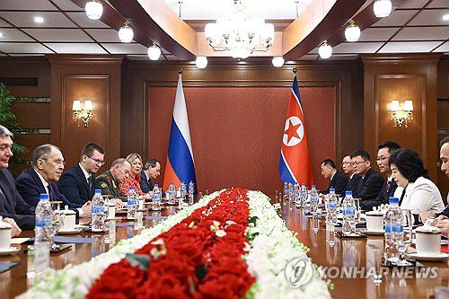 (서울=연합뉴스) 지난 11일 방북한 세르게이 라브로프 러시아 외무장관이 12일 원산에서 최선희 북한 외무상과 회담했다고 주북 러시아 대사관이 텔레그램을 통해 발표했다.[주북 러시아 대사관 텔레그램, 재판매 및 DB 금지] 2025.7.12 nkphoto@yna.co.kr