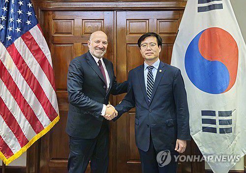 여한구 산업통상자원부 통상교섭본부장이 현지시간 9 미국 워싱턴 D.C 상무부에서 하워드 러트닉 미국 상무부 장관과 기념촬영을 하는 모습. [산업통상자원부 사진 제공]