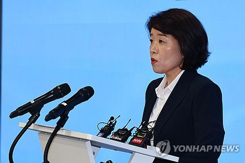 (서울=연합뉴스) 서대연 기자 = 윤석열 전 대통령 부인 김건희 여사와 관련한 각종 의혹 사건을 수사하는 민중기 특별검사팀 오정희 특검보가 8일 서울 종로구 KT광화문빌딩에서 브리핑을 하고 있다. 2025.7.8 dwise@yna.co.kr