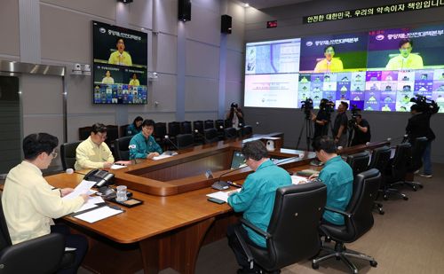 중앙재난안전대책본부장인 김민재 행정안전부 장관 직무대행이 17일 서울 종로구 정부서울청사 서울상황센터에서 호우 대처 제2차 관계기관 중앙재난안전대책본부 회의를 주재하고 있다. 2025.7.17 [행정안전부 제공. 재판매 및 DB 금지]