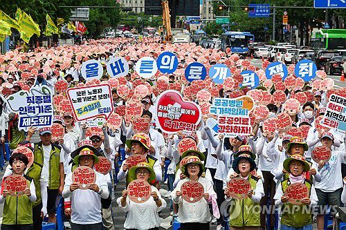 (서울=연합뉴스) 서대연 기자 = 전국보건의료산업노동조합(보건의료노조) 조합원들이 2일 서울 숭례문 일대에서 열린 총력투쟁 결의대회에서 구호를 외치고 있다.
    이들은 9.2 노정합의 이행, 보건의료노동자 직종별 인력기준 제도화, 지역 의사제 도입 및 공공의대 설립, 주4일제 등을 촉구했다. 2025.7.2 dwise@yna.co.kr