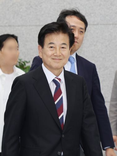 법원 출석한 정동영 후보자

    (전주=연합뉴스) 정경재 기자 = 정동영 통일부 장관 후보자가 23일 전주지법에서 열린 공직선거법 위반 항소심 재판에 참석하기 위해 변호인단과 함께 법정으로 향하고 있다.
    정 후보자는 지난 총선 과정에서 허위사실을 공표한 혐의 등으로 기소돼 1심에서는 벌금 70만원을 선고받았다. 2025.7.23
    jaya@yna.co.kr
(끝)


<저작권자(c) 연합뉴스, 무단 전재-재배포, AI 학습 및 활용 금지>