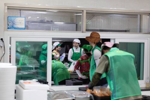 김혜경 여사, 집중호우 피해 지역 자원봉사 활동
    (서울=연합뉴스) 홍해인 기자 = 김혜경 여사가 24일 집중호우 피해를 입은 경기도 가평군 북면 백둔리 마을회관에서 자원봉사를 하고 있다. 2025.7.24 [대통령실 제공. 재판매 및 DB 금지]
    hihong@yna.co.kr
(끝)


<저작권자(c) 연합뉴스, 무단 전재-재배포, AI 학습 및 활용 금지>