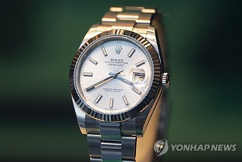 스위스 시계 브랜드 롤렉스가 제작한 시계가 8월 7일 뉴욕에 전시되어 있다. [AP=연합뉴스]