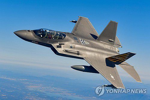 (서울=연합뉴스) 이영수 공군참모총장은 19일 사천기지에서 KF-21을 탑승해 첫 시험비행을 함께 했다. 사진은 KF-21이 시험비행하고 있는 모습. 2025.2.19 [공군 제공. 재판매 및 DB 금지] photo@yna.co.kr