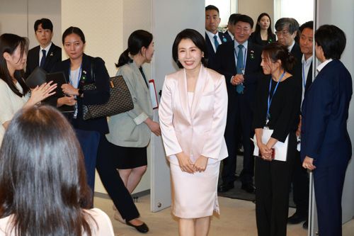 김혜경 여사, 일본 메지로대 한국어학과 방문
    (도쿄=연합뉴스) 홍해인 기자 = 김혜경 여사가 24일 일본 도쿄 메지로대에서 한국어학과 학생들과의 대화에 참석하고 있다. 2025.8.24 
    hihong@yna.co.kr
(끝)


<저작권자(c) 연합뉴스, 무단 전재-재배포, AI 학습 및 활용 금지>