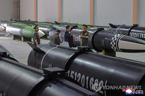 (평양 조선중앙통신=연합뉴스) 김정은 북한 국무위원장이 지난달 31일 새로 조업한 중요 군수기업소 미사일 종합생산공정을 돌아보면서 종합적인 국가미사일 생산능력 조성실태와 전망에 대해 요해(파악)했다고 조선중앙통신이 1일 보도했다. 2025.9.1 
    [국내에서만 사용가능. 재배포 금지. For Use Only in the Republic of Korea. No Redistribution] nkphoto@yna.co.kr