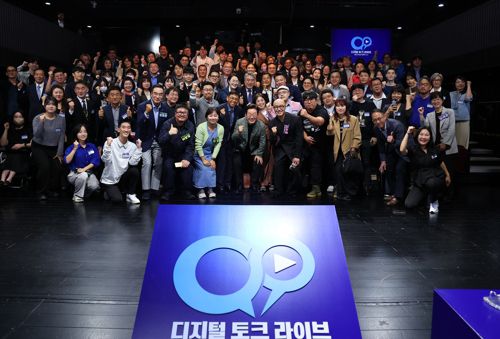 이재명 대통령이 14일 서울 동대문구 콘텐츠문화광장에서 디지털토크라이브 '국민의 목소리, 정책이 되다' 간담회 종료 후 참석자들과 기념촬영을 하고 있는 모습. [사진 제공] 연합뉴스