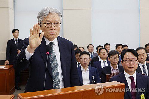 (서울=연합뉴스) 박동주 기자 = 최동석 인사혁신처장이 15일 서울 여의도 국회에서 열린 행정안전위원회의 중앙선거관리위원회, 인사혁신처 등에 대한 국정감사에서 선서하고 있다. 2025.10.15 pdj6635@yna.co.kr
