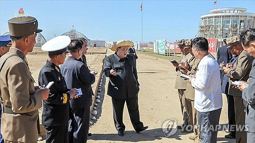 (서울=연합뉴스) 김정은 북한 국무위원장이 지난 18일 신의주온실종합농장 건설 및 지역개발사업을 현지에서 지도했다고 조선중앙TV가 19일 보도했다. [조선중앙TV화면] 2025.9.19 
    [국내에서만 사용가능. 재배포 금지. For Use Only in the Republic of Korea. No Redistribution] nkphoto@yna.co.kr