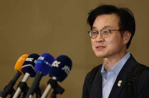 질문에 답하는 김정관 산업통상부 장관
    (영종도=연합뉴스) 김성민 기자 = 한미 관세 협상을 위해 미국으로 출국했던 김정관 산업통상부 장관이 20일 영종도 인천국제공항 제2터미널을 통해 귀국하며 취재진 질문에 답하고 있다. 2025.10.20