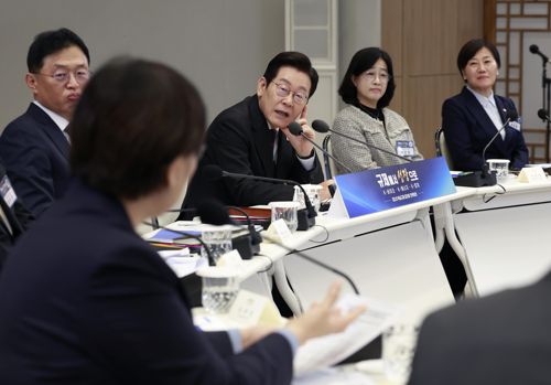 이재명 대통령, K-바이오 규제 토론 주재
    (서울=연합뉴스) 김도훈 기자 = 이재명 대통령이 16일 용산 대통령실에서 열린 제2차 핵심규제 합리화 전략회의에서 K-바이오 관련 토론을 주재하고 있다. 2025.10.16 [대통령실통신사진기자단]
    superdoo82@yna.co.kr
(끝)


<저작권자(c) 연합뉴스, 무단 전재-재배포, AI 학습 및 활용 금지>