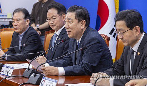 (서울=연합뉴스) 황광모 기자 = 더불어민주당 김병기 원내대표가 25일 국회에서 열린 APEC 성과확산 및 한미관세협상 후속지원위원회 1차 회의에서 발언하고 있다. 2025.11.25 hkmpooh@yna.co.kr