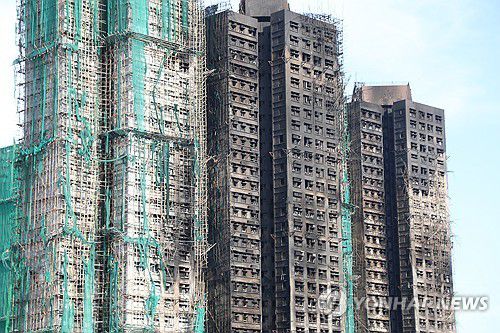 28일(현지시간) 화재가 완전히 진압된 홍콩 북부 타이포의 고층 아파트 단지 웡 푹 코트의 창문이 대부분 깨지거나 녹아내린 상태다. [홍콩=연합뉴스 제공]