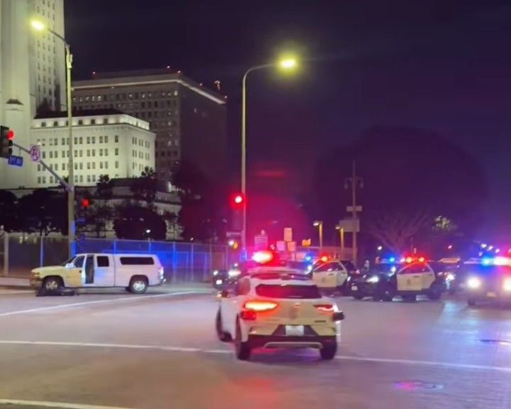 늘어선 경찰차 앞으로 유유히 다가가는 웨이모 택시 [인스타그램 @alex.choi]