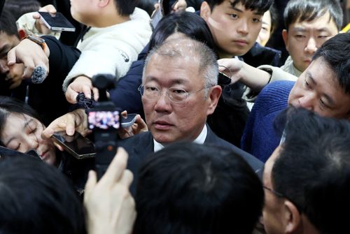 정의선 현대차그룹 회장이 5일 경기 용인 기아 비전스퀘어에서 열린 기아 80주년 기념식을 마친 뒤 이동하며 취재진의 질문에 답변하고 있다.  [연합뉴스 제공]