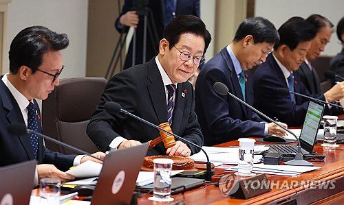 (서울=연합뉴스) 김도훈 기자 = 이재명 대통령이 9일 서울 용산 대통령실에서 국무회의 개회를 선언하며 의사봉을 두드리고 있다. 2025.12.9 superdoo82@yna.co.kr