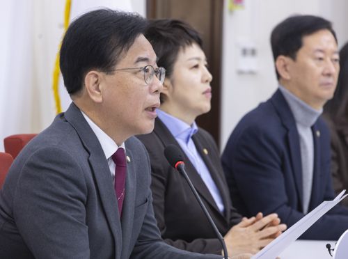 통일교 금품수수 의혹 철저 규명 말하는 송언석 원내대표
    (서울=연합뉴스) 황광모 기자 = 국민의힘 송언석 원내대표가 12일 국회에서 열린 기자간담회에서 통일교 금품수수 의혹 철저 진상규명에 대해 발언하고 있다. 2025.12.12
    hkmpooh@yna.co.kr
(끝)


<저작권자(c) 연합뉴스, 무단 전재-재배포, AI 학습 및 활용 금지>