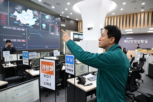 오세훈 서울시장이 14일(수) 아침 교통정보센터 토피스를 방문해 실시간 교통상황을 확인하고 있다. 2026.01.14[서울시 제공]