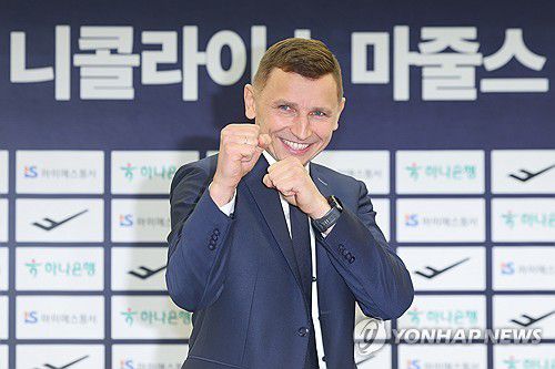 니콜라이 마줄스 농구대표팀 감독이 16일 취임 공식 기자회견에서 포즈를 취하고 있다. 
[연합뉴스]