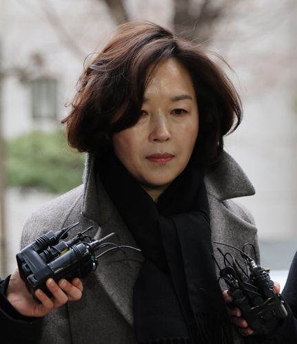 무소속(전 더불어민주당) 강선우 의원에게 '공천헌금' 1억원을 전달한 혐의를 받는 김경 서울시의원이 피의자 신분으로 조사를 받기 위해 18일 서울경찰청 공공범죄수사대로 출석하고 있다. 2026.1.18[연합뉴스 제공]