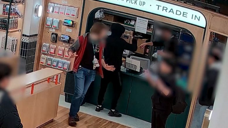 직원을 위협하는 무장강도 [The Poke Court 제공]