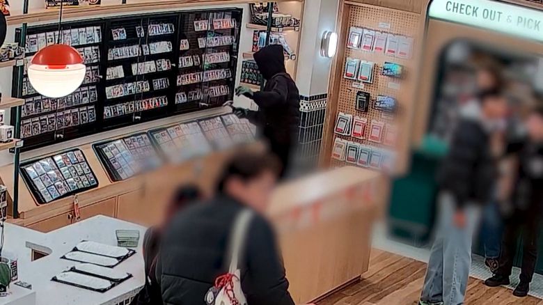 포케몬 카드를 훔치는 무장강도 [The Poke Court 제공]