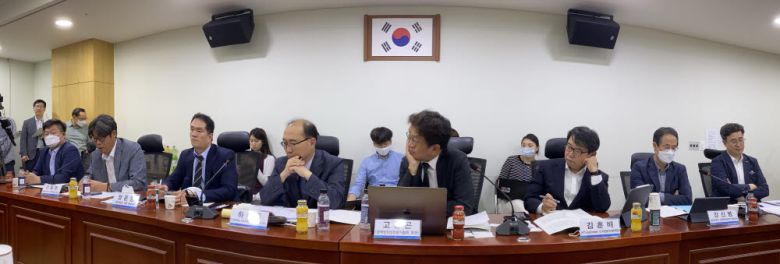 이희주 콘텐츠웨이브 실장(왼쪽 두번째)이 30일 국회 ICT 정책간담회에서 국산 OTT 경쟁력 확보를 위한 전략에 대해 의견을 제시하고 있다. 왼쪽부터 정한근 한국방송통신전파진흥원 원장, 이희주 실장, 장준영 법무법인 세종 변호사, 하주용 인하대 교수, 고경곤 한국인터넷전문가협회장, 김훈배 KT 본부장, 강신범 중앙대 겸임교수, 이상원 경희대 교수.