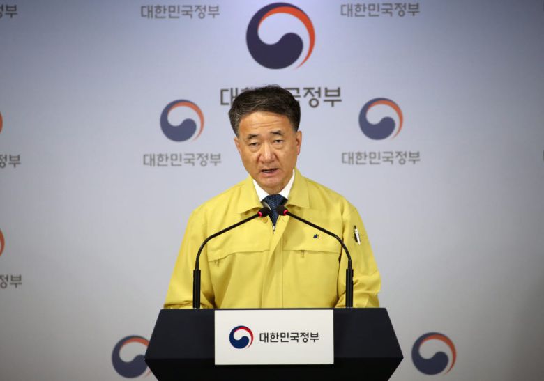 박능후 보건복지부 장관이 26일 오전 정부서울청사 브리핑실에서 의사협회의 집단휴진과 관련해 긴급 정부대응 담화를 발표하고 있다. 연합뉴스