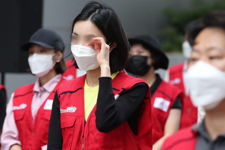 (서울=연합뉴스) 강민지 기자 = 20일 오후 서울 마포구 애경본사 앞에서 열린 이스타항공 노동자 8차 총력결의대회에서 눈시울이 붉어진 참석자가 눈가를 닦고 있다. 2020.7.20 mjkang@yna.co.kr