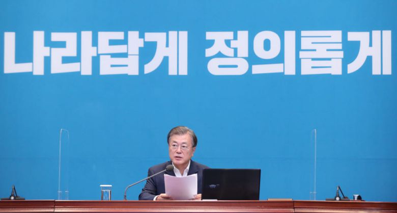 문재인 대통령이 7일 청와대에서 수석·보좌관 회의를 주재하고 있다. 연합뉴스