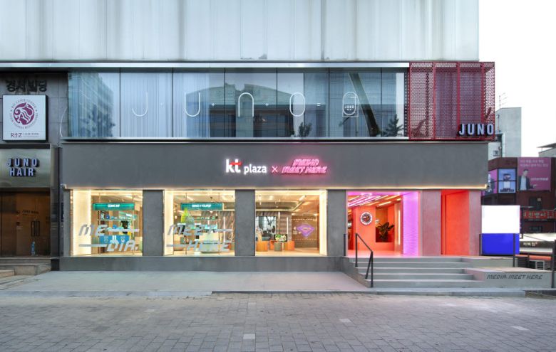 KT 플래그십 스토어 신사점 외부 모습