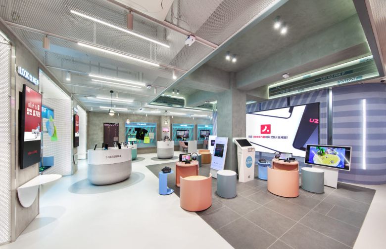 KT 플래그십 매장 신사점 내부 모습