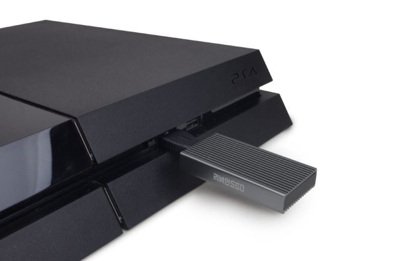 PS5에 즉시 꽂아 쓸 수 있는 고성능 외장SSD UX550 제품