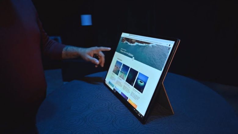 인텔이 올초 CES에서 공개한 호스슈 벤드 시제품. 화면을 펼친 상태로 세우면 모니터처럼 쓸 수 있으면서 반으로 접으면 노트북으로 활용할 수 있다.<사진=인텔>