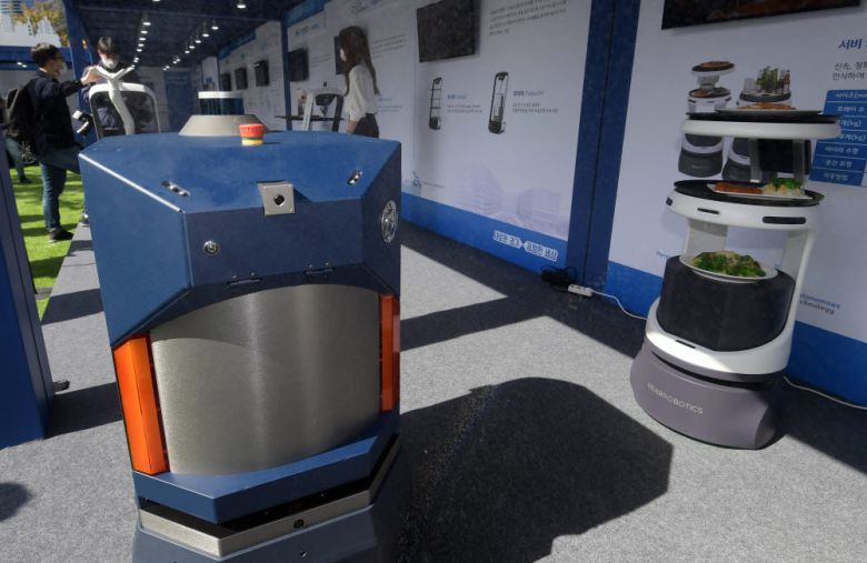 도구공간의 방역전문로봇 안티-에피데믹 로봇이 자율주행 방역 시연을 보이고 있다.