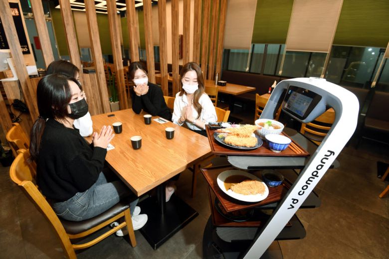 인근 식당에서 시연중인 브이디컴퍼니의 서빙로봇 푸두봇이 음식을 나르고 있다.