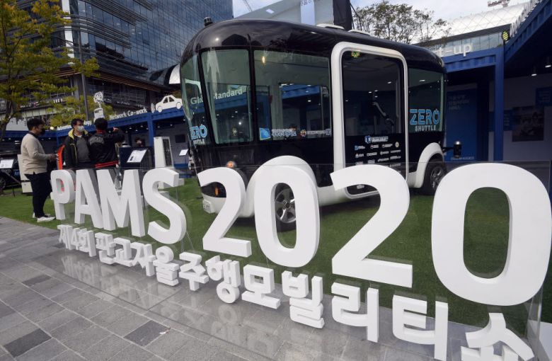 시민들이 다양한 자율주행 모빌리티를 살펴보고 있다.