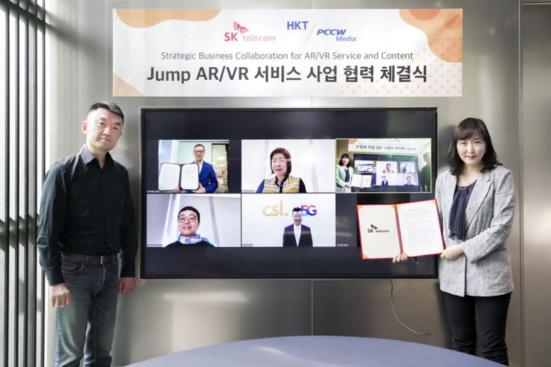 전진수 SK텔레콤 5GX서비스사업본부장(오른쪽)과 허석준 SK텔레콤 PrivatePlacement그룹장이 홍콩 1위 통신기업 PCCW 그룹과 온라인으로 사업 협력 계약을 체결했다.