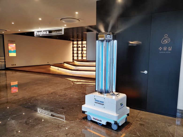인아케어가 넓은 공간도 UVC와 초미립자 약액으로 방역하는 모습 (아일랜드 리솜)