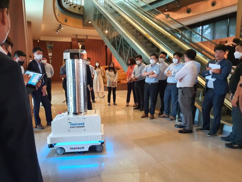 인아케어가 넓은 공간도 UVC와 초미립자 약액으로 방역하는 모습 (HDC 사옥)