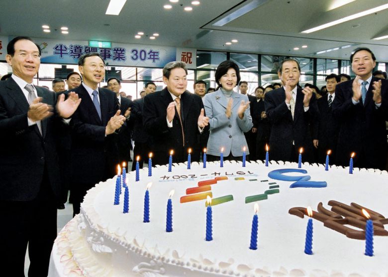 2004년 12월 6일 열린 삼성 반도체 30주년 기념행사. 왼쪽부터 이학수 삼성구조조정본부장, 황창규 삼성전자 사장, 이건희 삼성 회장, 부인 홍라희씨, 윤종용 삼성전자 부회장, 이윤우 삼성전자 부회장.