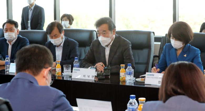 이낙연 더불어민주당 대표가 지난 18일 오후 인천시 연수구 셀트리온2공장을 방문, 임직원들과 간담회를 가졌다. 연합뉴스.