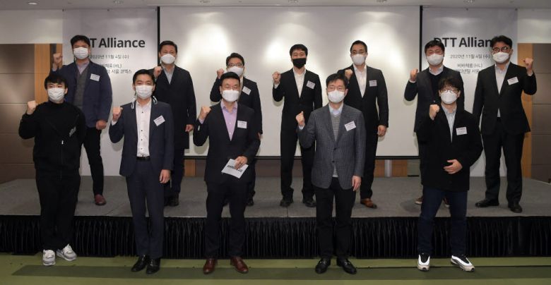 DTT 얼라이언스 회원사 관계자들이 기념촬영을 하고 있다. 뒷줄 왼쪽부터 시계방향으로 김성한 부산국제영화제 실장, 베스핀글로벌 인정우 부장, 이주형 엑스소프트 부장, 설형민 CJ올리브네트웍스 과장, 임재우 현대오토에버 팀장, 정승준 한국후지쯔 그룹장, 강준석 한국후지쯔 부장, 김승오 롯데정보통신 책임, 유민수 한양대 교수, 신재혁 블로코 이사, 토피도 이형우 팀장, 김종환 블로코 상임고문.