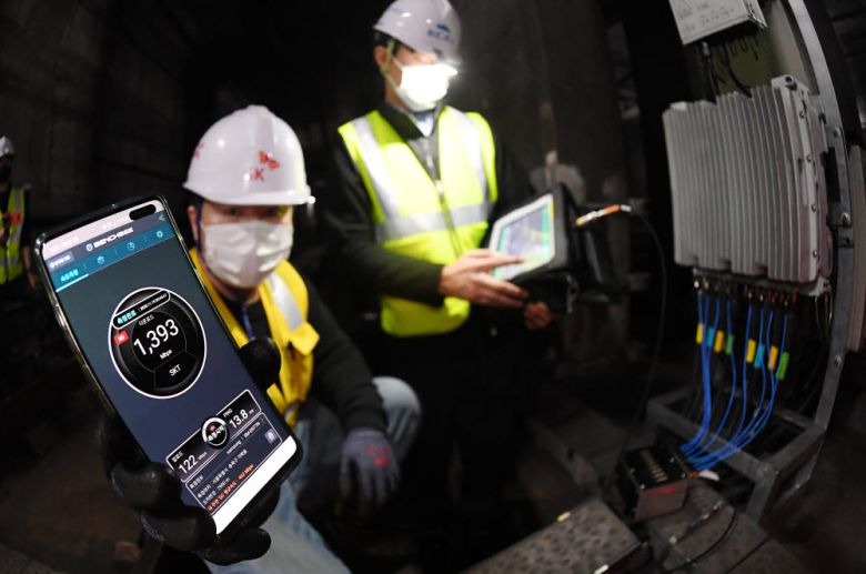 KCA 수서역 5G 점검 서울지하철 3호선 수서역 인근 선로에서 한국방송통신전파진흥원 엔지니어가 5G 기지국 준공검사를 하며 속도 측정을 하고 있다. 이동근기자 foto@etnews.com