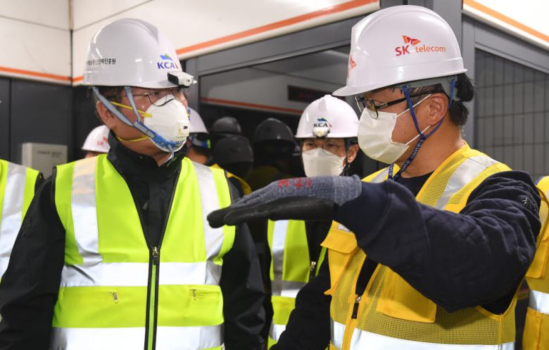 정한근 KCA원장(왼쪽)과 강종렬 SK텔레콤 부사장이 대화하고 있다.