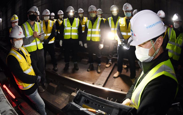 KCA 수서역 5G 점검 서울지하철 3호선 수서역 인근 선로에서 한국방송통신전파진흥원 엔지니어가 5G 기지국 준공검사를 하며 속도 측정을 하고 있다. 이동근기자 foto@etnews.com