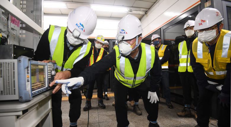 정한근 KCA원장(가운데)과 강종렬 SK텔레콤 부사장(맨 오른쪽)이 수서역 플랫폼 내 5G 기지국 준공검사를 참관하며 스펙트럼측정기를 살펴보고 있다.