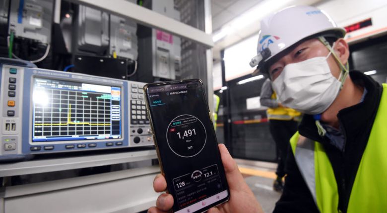 KCA엔지니어가 수서역 플랫폼에서 5G 준공검사를 하며 속도 측정을 하고 있다.